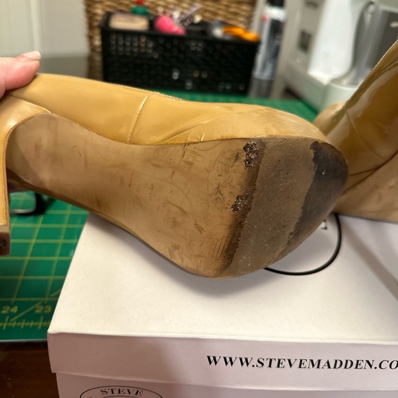 Steve Madden platform toe heels. Eira in natural. Size 10 - Picture 4 of 4